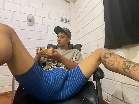 Snapshot of Max_TheHorseDick chatting on May 19, 3:13 am Max TheHorseDick online show from May 19, 3:13 am