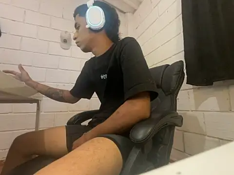 Snapshot of Max_TheHorseDick chatting on May 21, 12:06 am Max TheHorseDick online show from May 21, 12:06 am