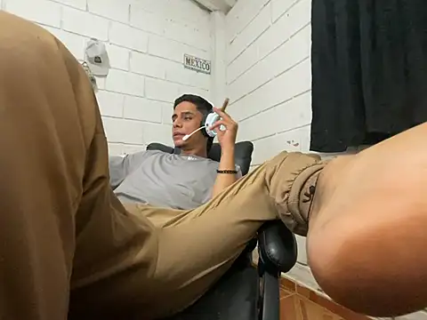 Snapshot of Max_TheHorseDick chatting on May 27, 1:57 am Max TheHorseDick online show from May 27, 1:57 am