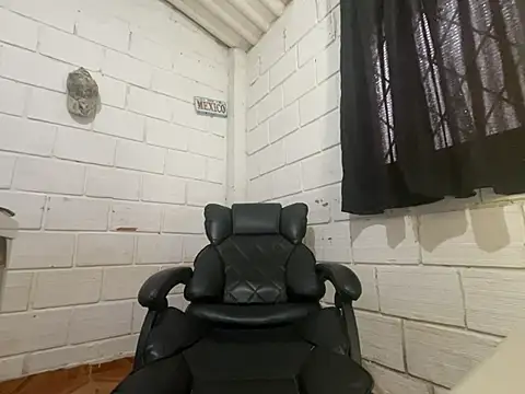 Snapshot of Max_TheHorseDick chatting on June 4, 4:46 pm Max TheHorseDick online show from June 4, 4:46 pm