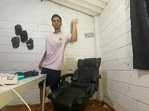 Snapshot of Max_TheHorseDick chatting on June 5, 7:19 pm Max TheHorseDick online show from June 5, 7:19 pm