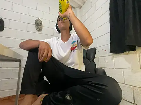 Snapshot of Max_TheHorseDick chatting on June 19, 2:05 am Max TheHorseDick online show from June 19, 2:05 am