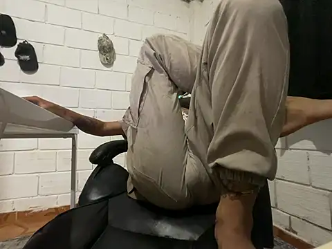 Snapshot of Max_TheHorseDick chatting on June 20, 1:52 am Max TheHorseDick online show from June 20, 1:52 am
