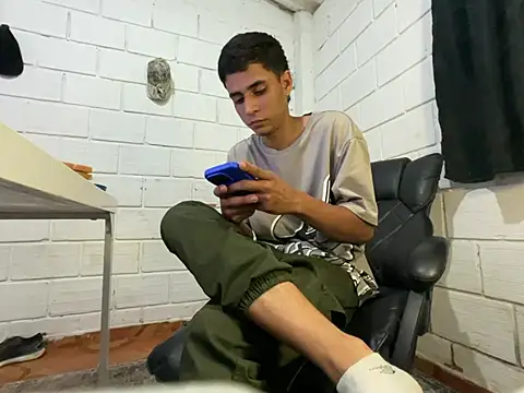Snapshot of Max_TheHorseDick chatting on July 2, 2:33 am Max TheHorseDick online show from July 2, 2:33 am