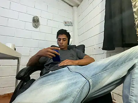 Snapshot of Max_TheHorseDick chatting on July 3, 2:51 am Max TheHorseDick online show from July 3, 2:51 am
