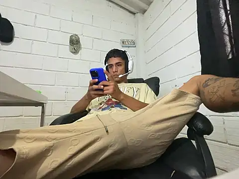 Snapshot of Max_TheHorseDick chatting on July 9, 4:33 pm Max TheHorseDick online show from July 9, 4:33 pm