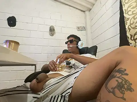 Snapshot of Max_TheHorseDick chatting on July 22, 8:55 pm Max TheHorseDick online show from July 22, 8:55 pm
