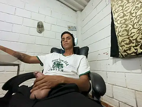 Snapshot of Max_TheHorseDick chatting on July 23, 4:43 am Max TheHorseDick online show from July 23, 4:43 am