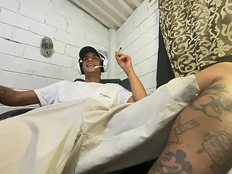 Snapshot of Max_TheHorseDick chatting on July 29, 2:21 am Max TheHorseDick online show from July 29, 2:21 am