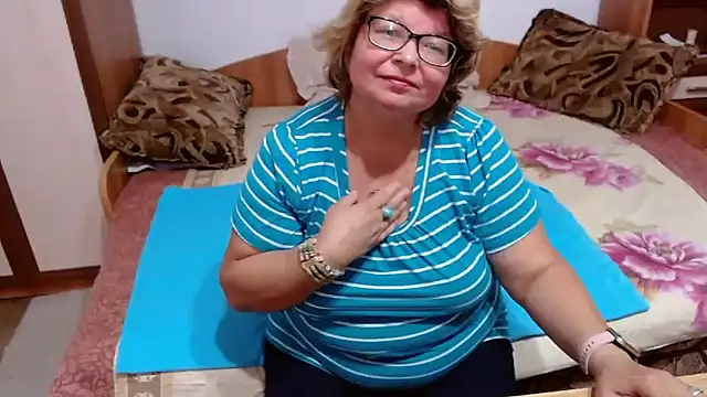 Snapshot of SweetMommaX chatting on September 15, 10:15 am SweetMommaX online show from September 15, 10:15 am