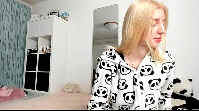 KenzieDawton online show from February 3, 5:29 am