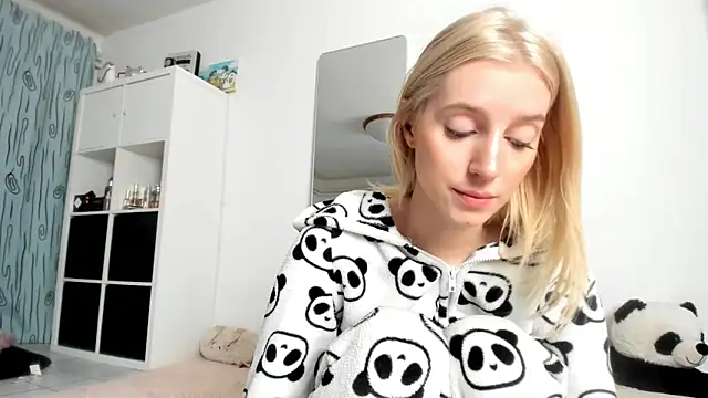 KenzieDawton online show from October 26, 4:29 am