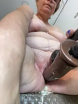 Snapshot of slutgold chatting on February 12, 2:10 pm slutgold online show from February 12, 2:10 pm