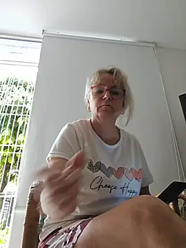 Snapshot of slutgold chatting on October 18, 12:17 pm slutgold online show from October 18, 12:17 pm