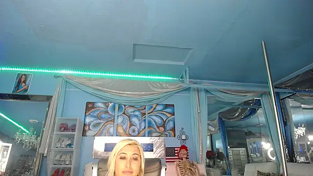 ADRIANNA FOX online show from February 4, 7:25 am