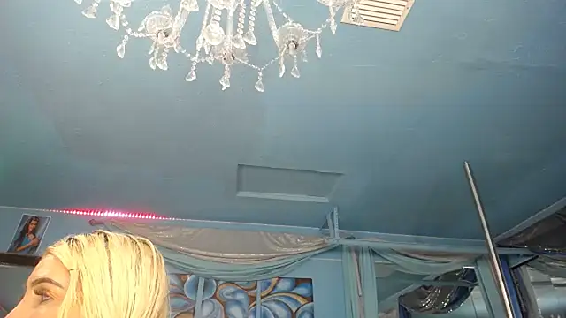 Snapshot of ADRIANNA_FOX chatting on June 2, 6:26 am ADRIANNA FOX online show from June 2, 6:26 am