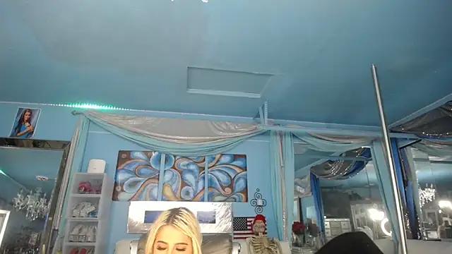 Snapshot of ADRIANNA_FOX chatting on June 7, 7:12 am ADRIANNA FOX online show from June 7, 7:12 am