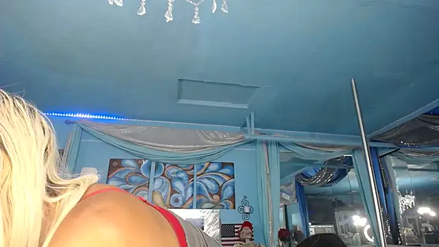 ADRIANNA FOX online show from July 6, 3:36 am