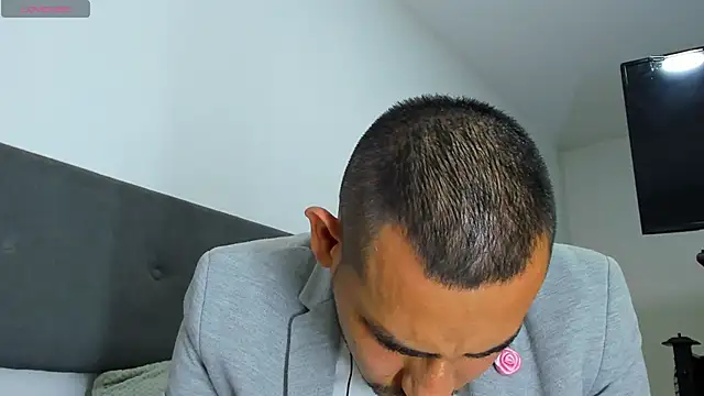 jhonyalzate2 online show from March 4, 3:11 am