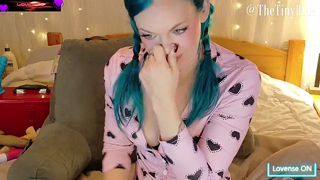 Snapshot of thetinyblue chatting on October 10, 5:56 pm thetinyblue online show from October 10, 5:56 pm