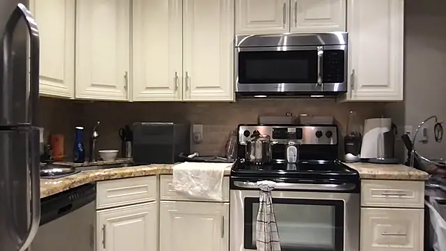 Snapshot of BigGuyMuscle chatting on October 31, 5:52 am BigGuyMuscle online show from October 31, 5:52 am