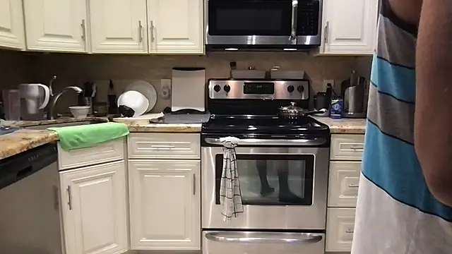 Snapshot of BigGuyMuscle chatting on November 5, 9:48 pm BigGuyMuscle online show from November 5, 9:48 pm