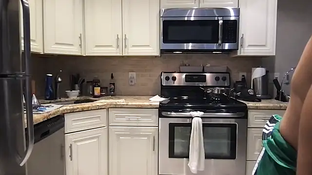 Snapshot of BigGuyMuscle chatting on November 10, 3:00 pm BigGuyMuscle online show from November 10, 3:00 pm