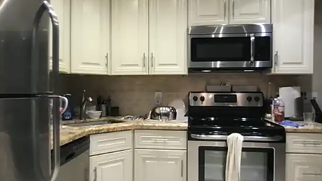 Snapshot of BigGuyMuscle chatting on December 3, 10:30 pm BigGuyMuscle online show from December 3, 10:30 pm