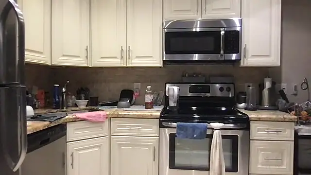 Snapshot of BigGuyMuscle chatting on December 13, 8:25 pm BigGuyMuscle online show from December 13, 8:25 pm