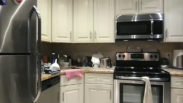 Snapshot of BigGuyMuscle chatting on December 15, 1:32 am BigGuyMuscle online show from December 15, 1:32 am