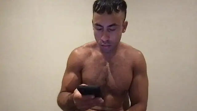 Snapshot of BigGuyMuscle chatting on May 22, 11:21 pm BigGuyMuscle online show from May 22, 11:21 pm