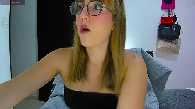 Snapshot of andrea_hills chatting on July 3, 10:27 pm andrea hills online show from July 3, 10:27 pm
