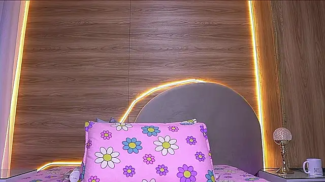 alexaa walker online show from March 12, 12:00 pm