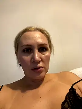 YourBlondee online show from November 1, 2:02 am