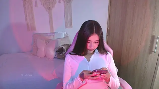 Snapshot of iriswest_ chatting on May 12, 1:47 am iriswest online show from May 12, 1:47 am