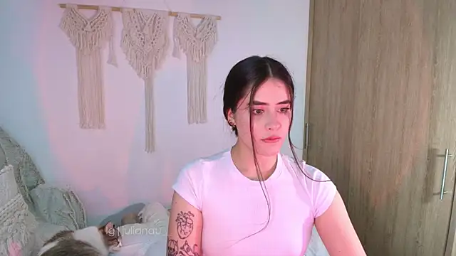 Snapshot of iriswest_ chatting on June 10, 2:23 am iriswest online show from June 10, 2:23 am