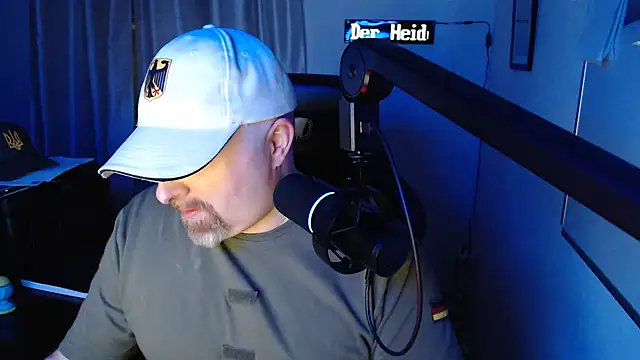 Snapshot of DerPornoPete chatting on December 8, 3:32 am DerPornoPete online show from December 8, 3:32 am