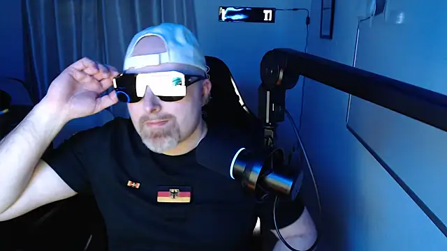 Snapshot of DerPornoPete chatting on February 8, 10:19 pm DerPornoPete online show from February 8, 10:19 pm