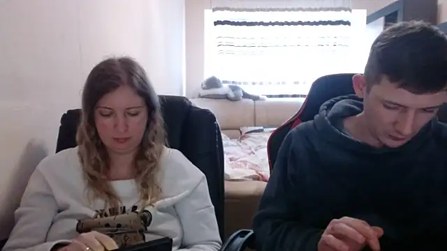 Snapshot of PeterAndJen chatting on March 12, 12:26 pm PeterAndJen online show from March 12, 12:26 pm