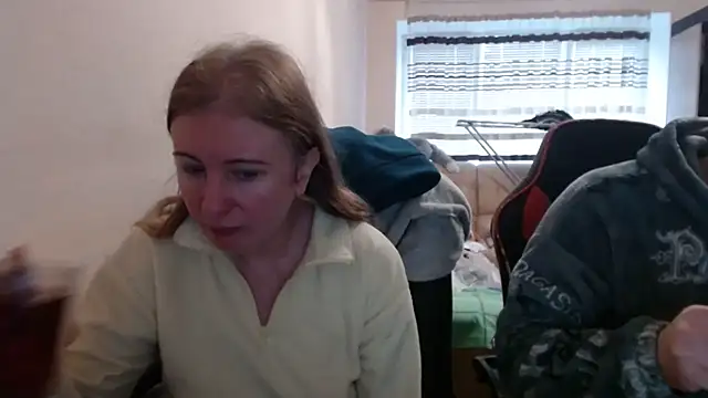 Snapshot of PeterAndJen chatting on November 8, 7:52 am PeterAndJen online show from November 8, 7:52 am