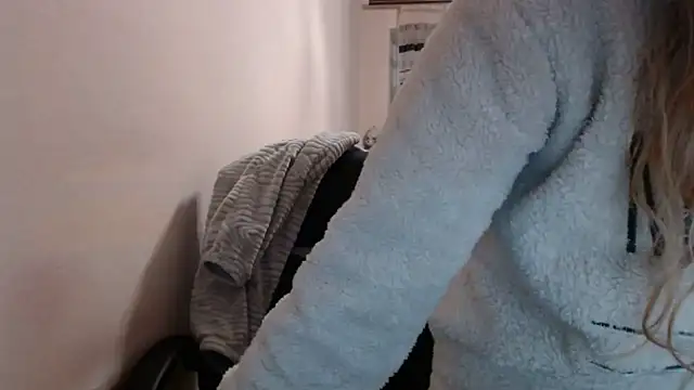 Snapshot of PeterAndJen chatting on December 15, 8:24 pm PeterAndJen online show from December 15, 8:24 pm