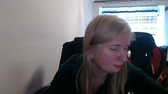 Snapshot of PeterAndJen chatting on May 3, 5:35 am PeterAndJen online show from May 3, 5:35 am