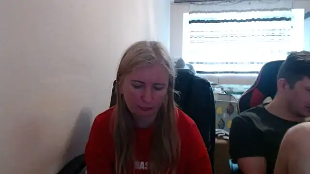 Snapshot of PeterAndJen chatting on May 6, 7:35 am PeterAndJen online show from May 6, 7:35 am
