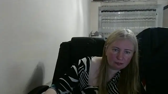 Snapshot of PeterAndJen chatting on May 10, 5:51 pm PeterAndJen online show from May 10, 5:51 pm