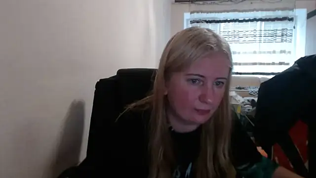 Snapshot of PeterAndJen chatting on May 12, 4:15 pm PeterAndJen online show from May 12, 4:15 pm