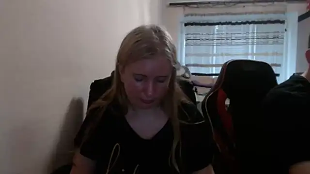 Snapshot of PeterAndJen chatting on May 20, 4:57 pm PeterAndJen online show from May 20, 4:57 pm