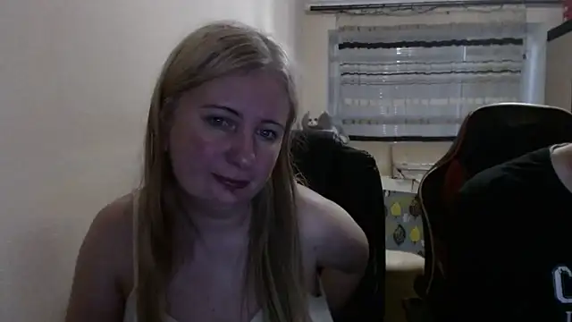 Snapshot of PeterAndJen chatting on May 24, 6:13 pm PeterAndJen online show from May 24, 6:13 pm