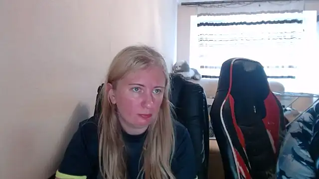 Snapshot of PeterAndJen chatting on June 4, 5:19 pm PeterAndJen online show from June 4, 5:19 pm