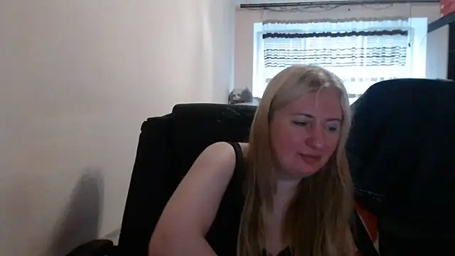 Snapshot of PeterAndJen chatting on June 7, 7:23 am PeterAndJen online show from June 7, 7:23 am