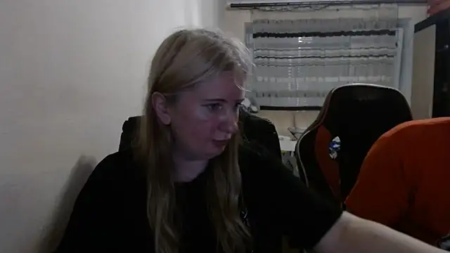 Snapshot of PeterAndJen chatting on June 7, 7:28 pm PeterAndJen online show from June 7, 7:28 pm